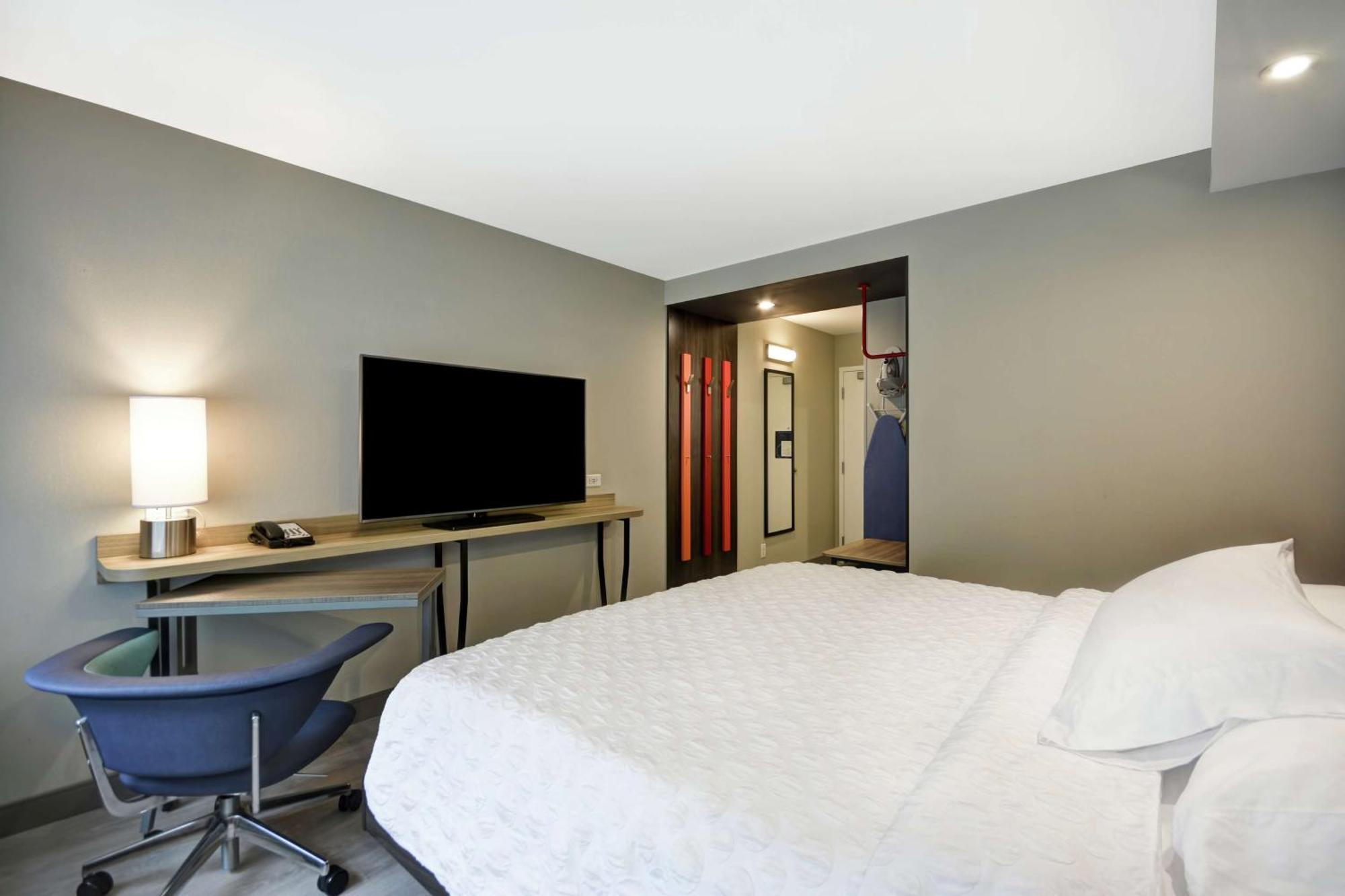 King Room with Accessible Tub - Mobility Access